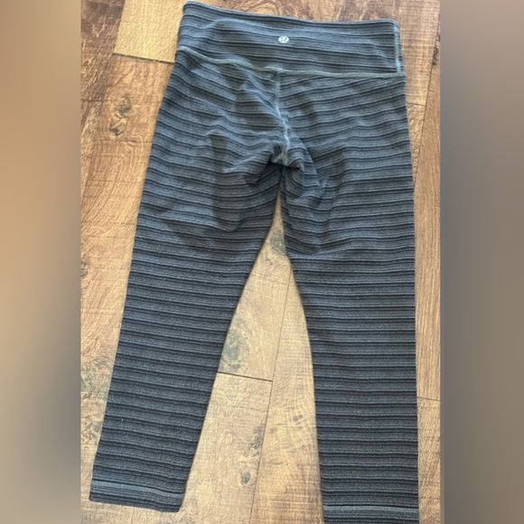 Lululemon cropped activewear bundle 2 pairs cropped leggings Sz 4 - Picture 3 of 9
